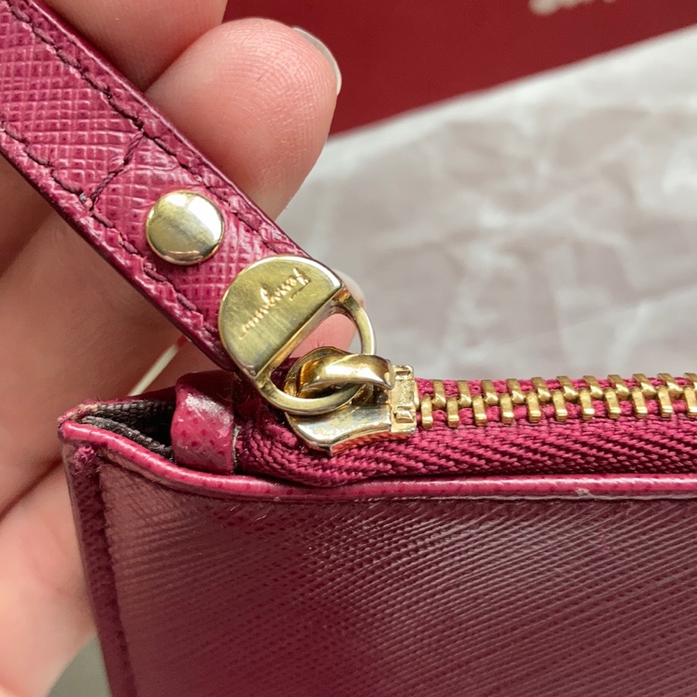 Salvatore Ferragamo berry pink wristlet - Picture 3 of 13